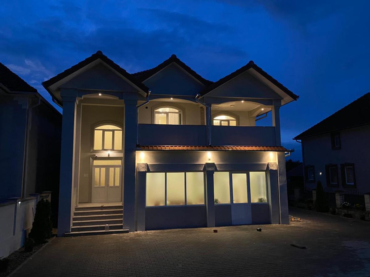 Absolut Residence Hateg Bagian luar foto