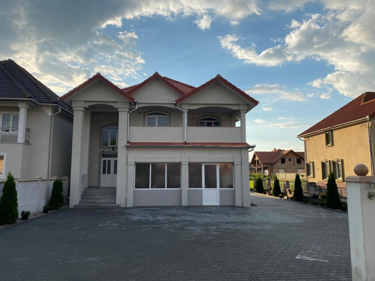 Absolut Residence Hateg Bagian luar foto