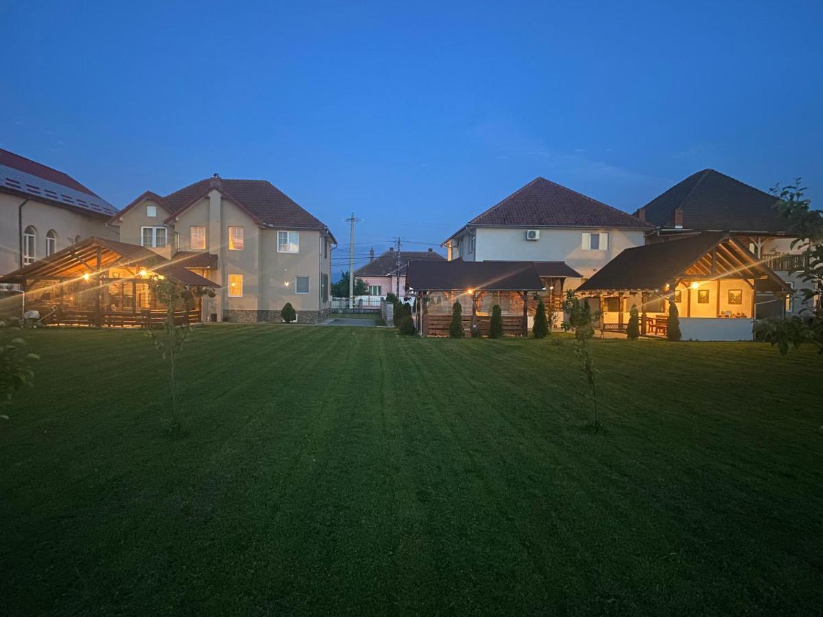 Absolut Residence Hateg Bagian luar foto